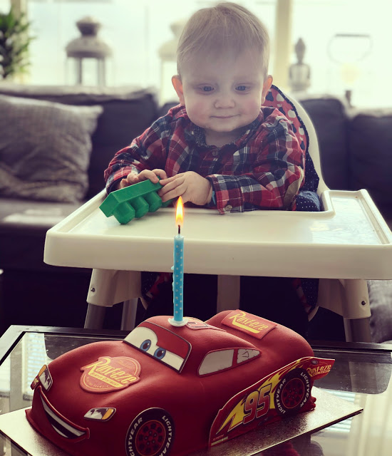 Julius eerste verjaardag met een heerlijke cars taart van Albert heijn