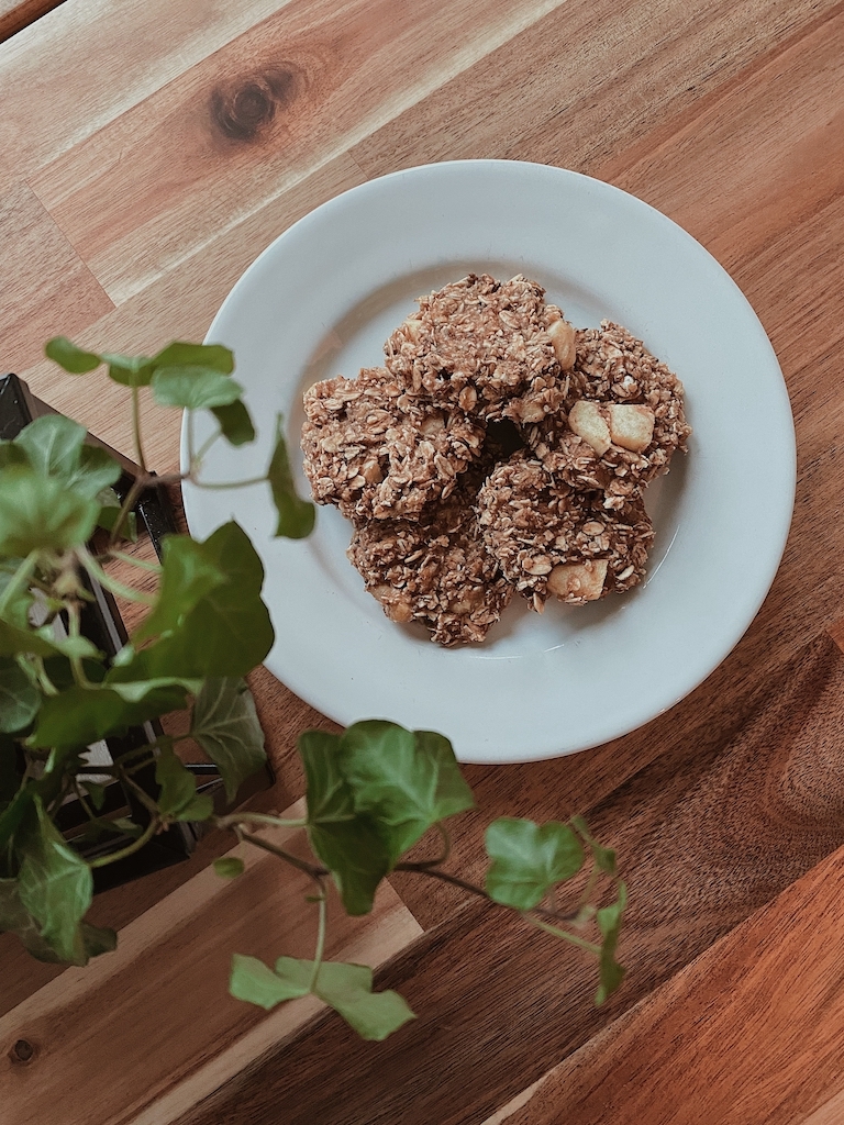 recept | Appel-kaneel havermoutkoekjes op bord op tafel