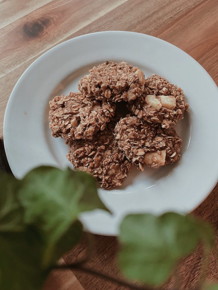 Appel-kaneel havermoutkoekjes op bord op tafel