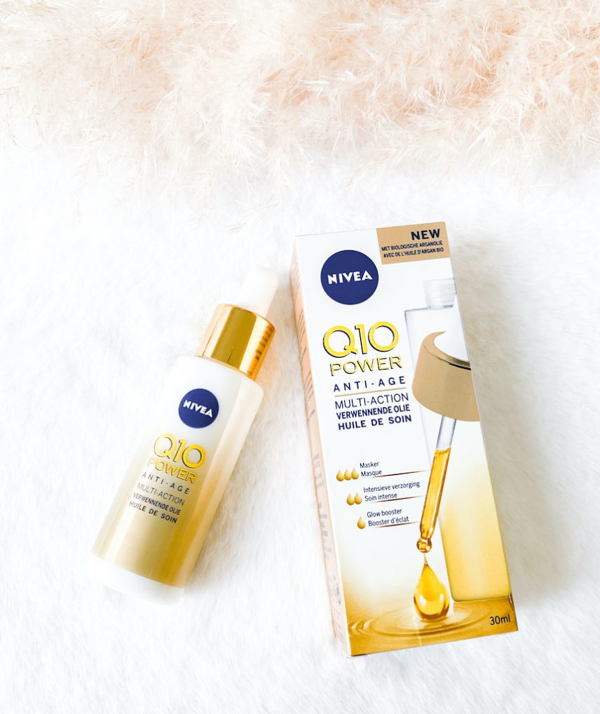 Nivea Q10 Power Anti-age Multi-Action Verwennende Olie doosje en flacon op kleed