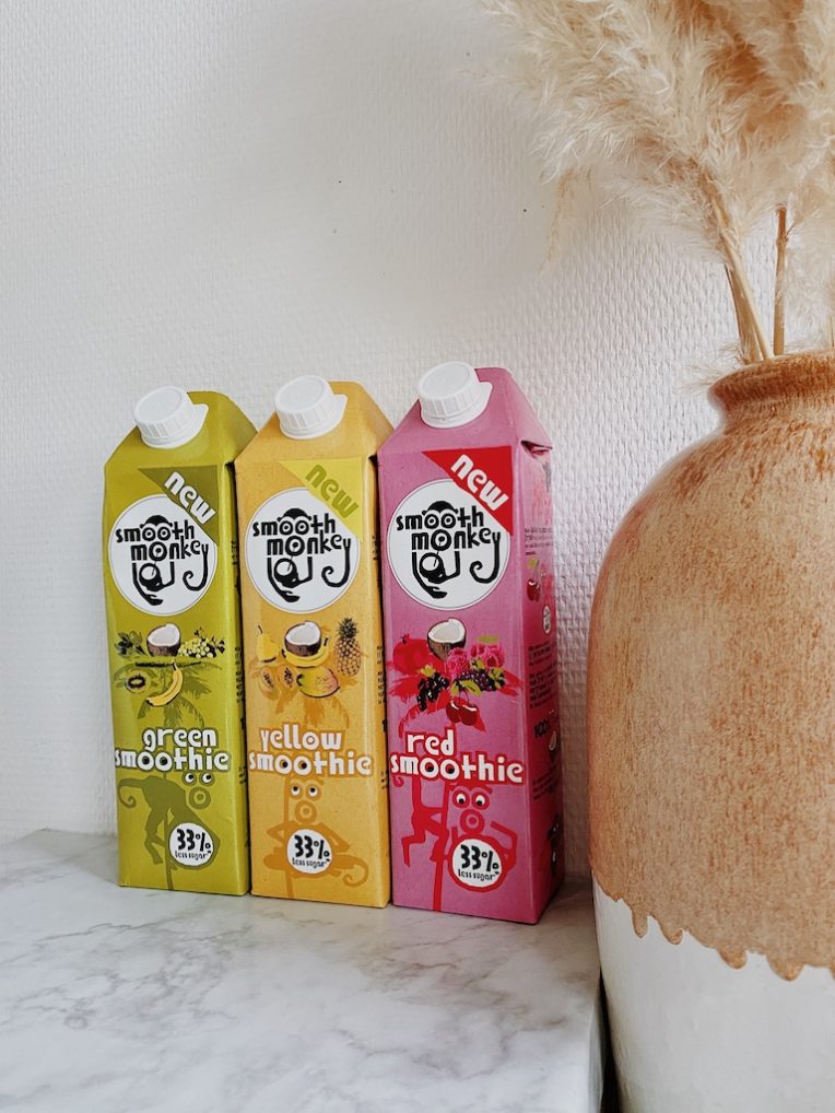 Smooth Monkey Smoothies pakken op tafel met vaas 