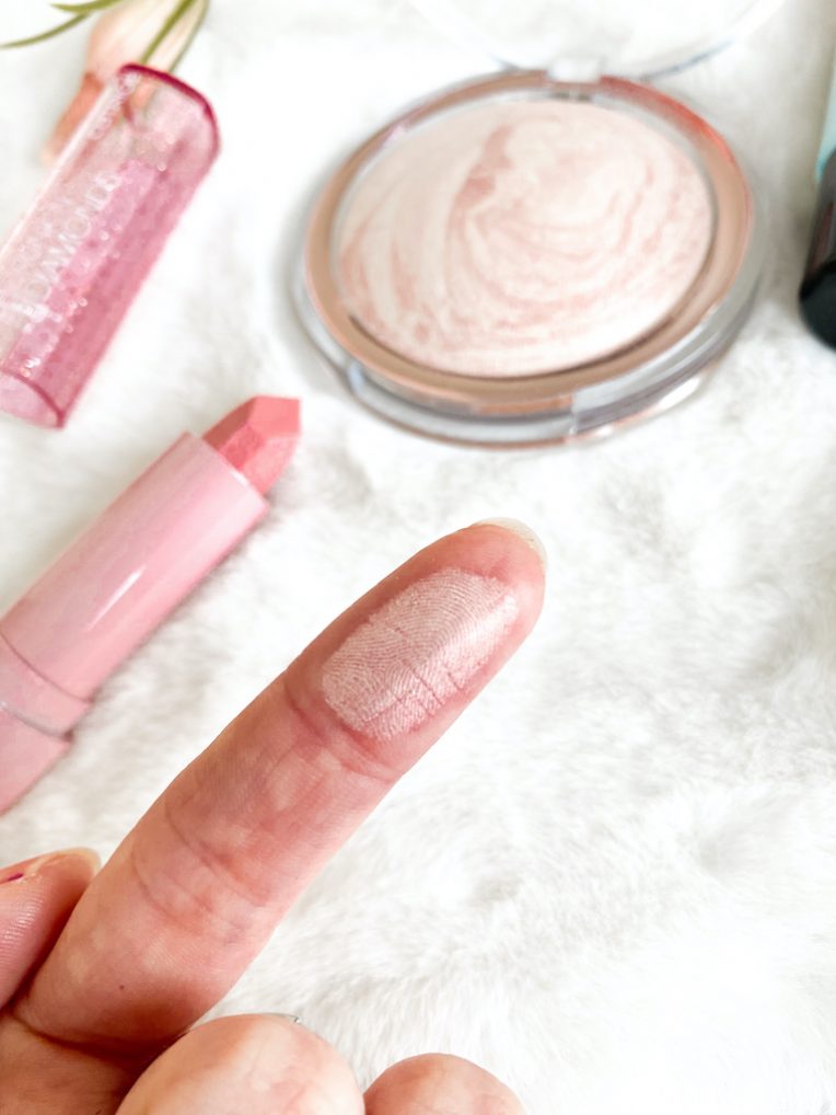 CATRICE Glow lover oil-infused highlighter swatch op vinger