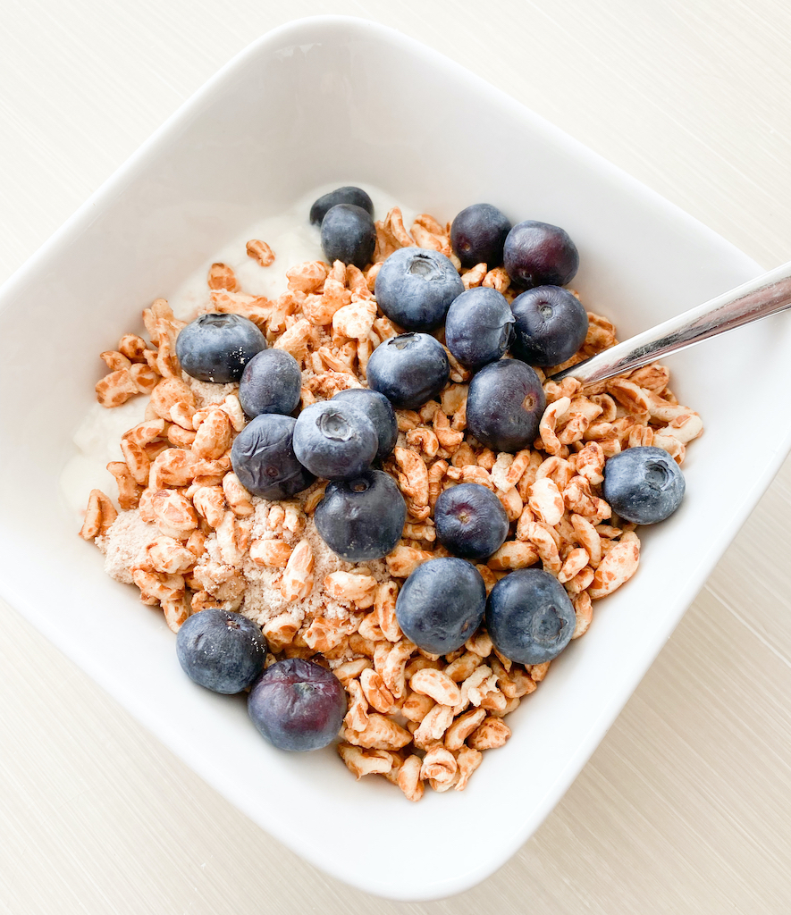 Mijn eetdagboek soja yoghurt glutenvrije haverpofs en blauwe bessen