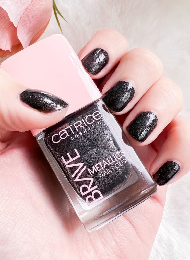 CATRICE BRAVE Metallics Nail Polish resultaat op nagels 01 starry night